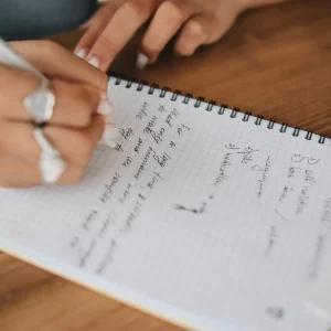 pexels-polina-tankilevitch-6929269 correction résumé